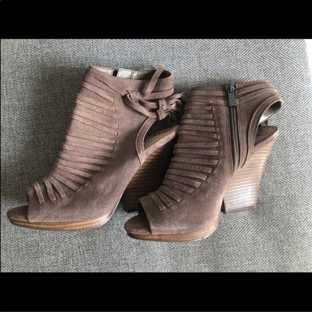 Vince Camuto taupe peep toe booties size 7